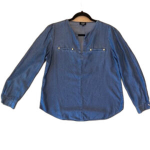Jones New York Signature Blue Lightweight Denim Top – Size Medium